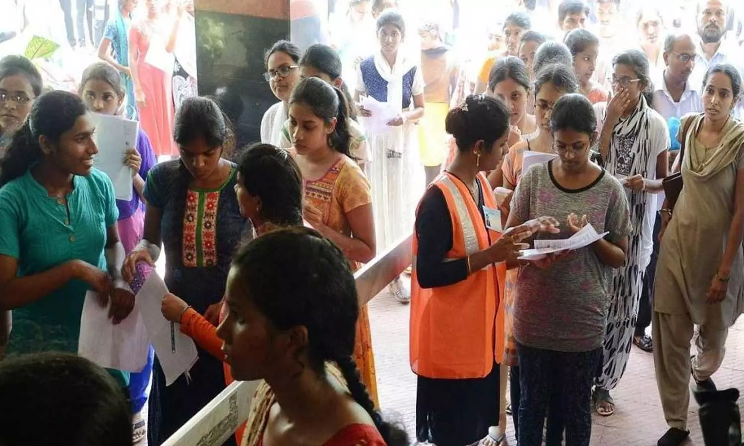 தமிழகத்தில் இந்த கல்லூரிகளில் மருத்துவ இட ஒதுக்கீடு இல்லை!! தேசிய மருத்துவ ஆணையம் வெளியிட்ட முக்கிய அறிவிப்பு!!