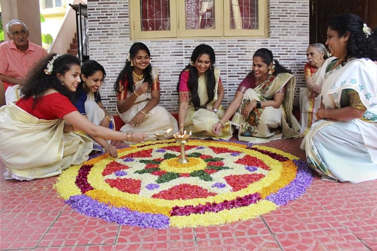 திருவோணம் பண்டிகை கேரளாவில் தொடக்கம்… வீடுகளில் அத்தப்பூ கோலம் போட்ட மக்கள்!!