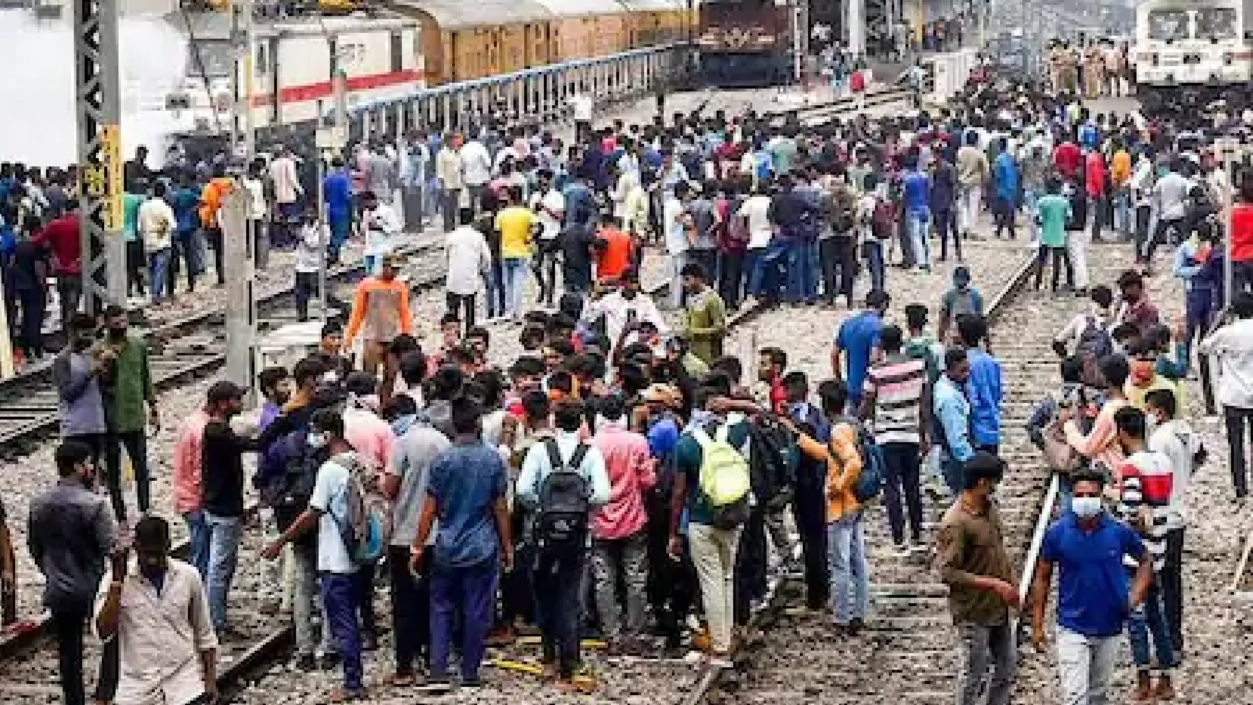 இரயில் நிலையத்தில் வாலிபர் ஓட ஓட வெட்டிக் கொலை… கும்பல் செய்த வெறிச்செயல்… அரக்கோணத்தில் பரபரப்பு!!